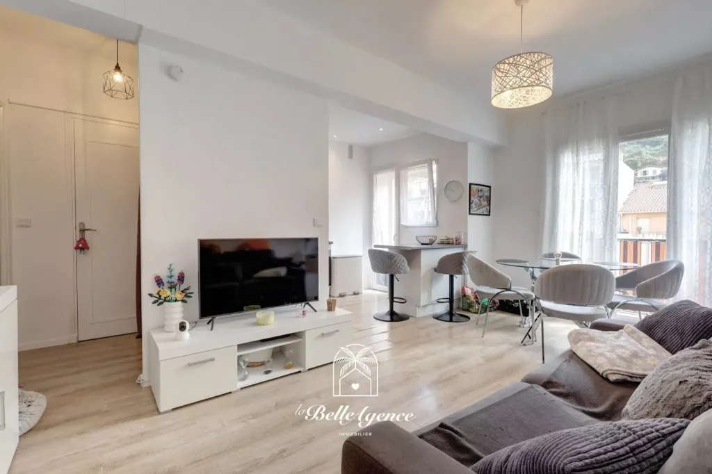 Living Room - 2-Bedroom Apartment with Balcony in Nice