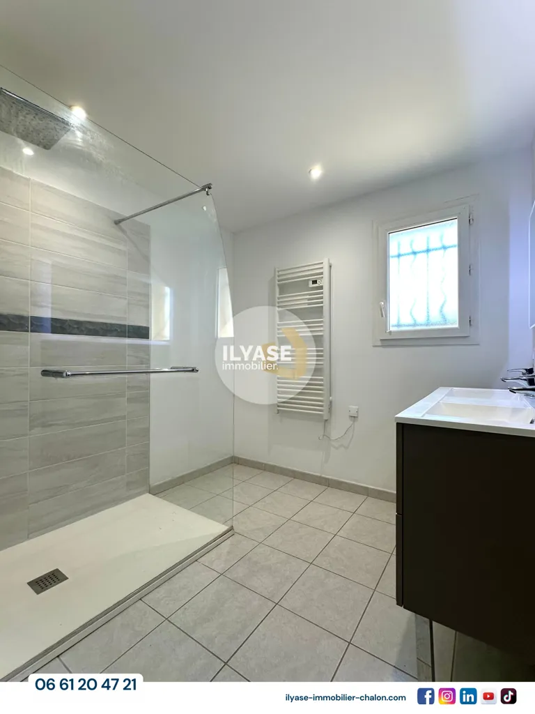 Salles de bain - Maison avec Terrasse et Garage à Champforgeuil