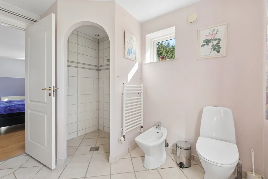 Bagni - Elevated Villa with Garden Views near Ellinge