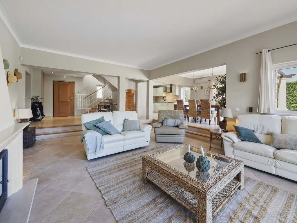 Elutuba - Luxury Villa with Golf Views in Estômbar