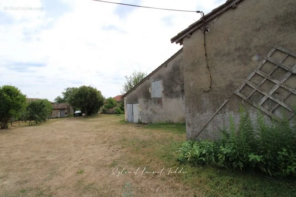 Aed - Charming Charentaise Longère with Dependencies in Montendre