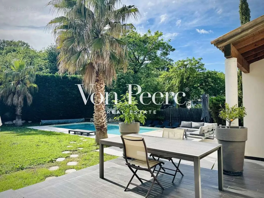 Piscine - Maison Contemporaine avec Piscine à Rochefort-du-Gard