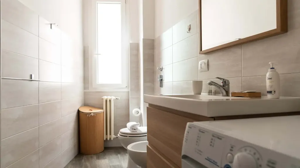 Salles de bain - Modern Flat with Balcony in Milan