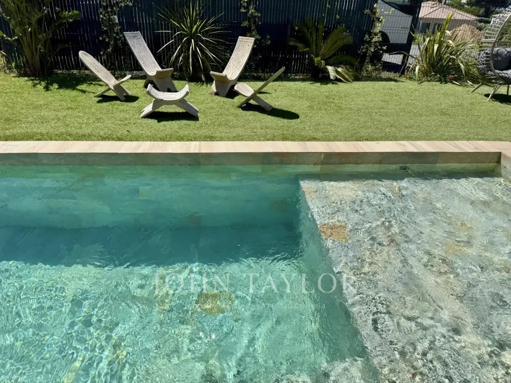 Piscine - Villa Contemporaine avec Piscine à Ollioules