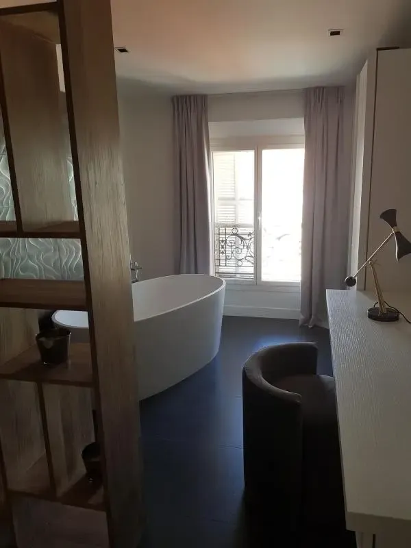 Salles de bain - Appartement rénové avec balcon à Cannes