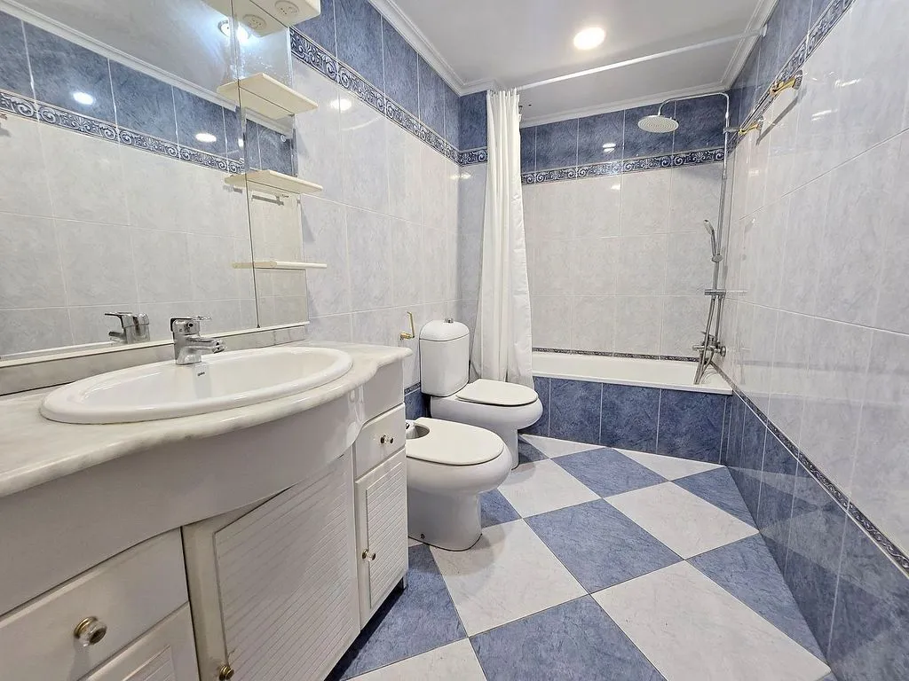 Vannitoad - 3-Bedroom Flat with Garage in El Llano, Gijón