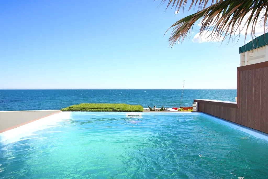 Piscine - Beachfront Duplex with Private Pool in Estepona