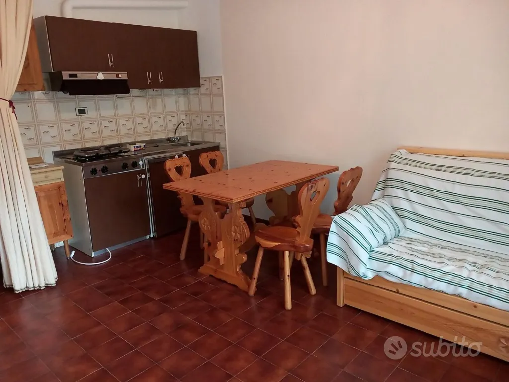 Söögituba - Bright Studio with Balcony in Ormea