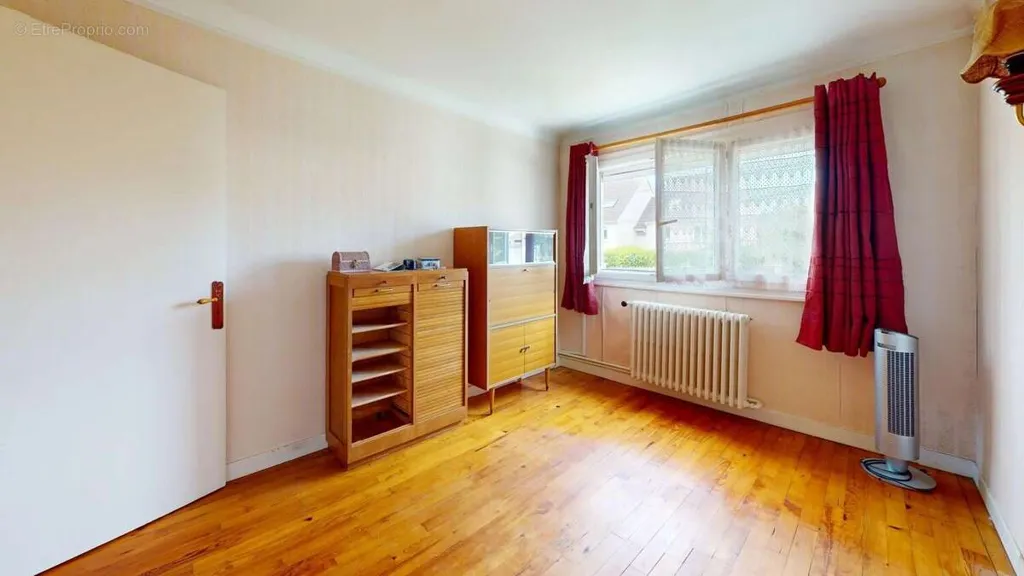 Magamistoad - Divisible Plot House near Pontault-Combault