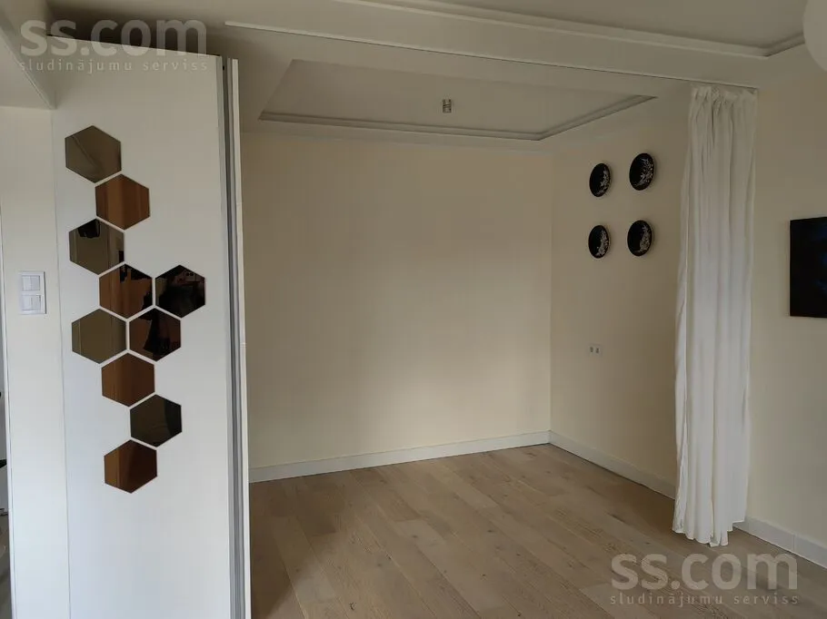 Magamistoad - Modern Apartment with Balcony in Zolitūde, Riga