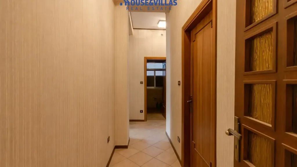 Esik - Three-Bedroom Apartment with Balcony in Avola