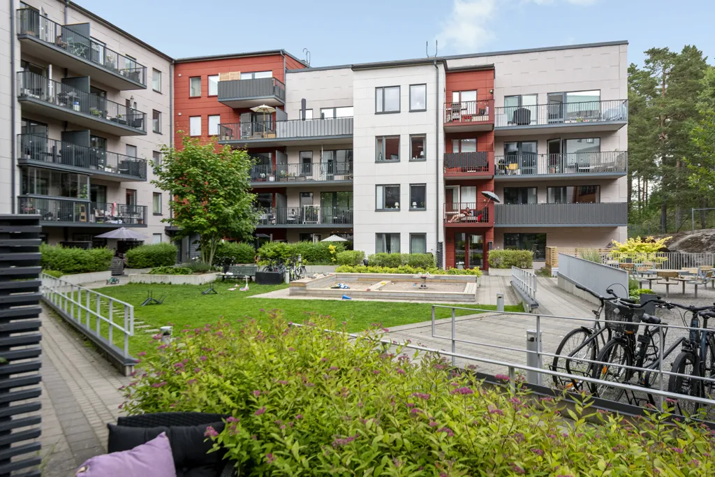 Jardin - Efficient Flat with Balcony in Stockholm