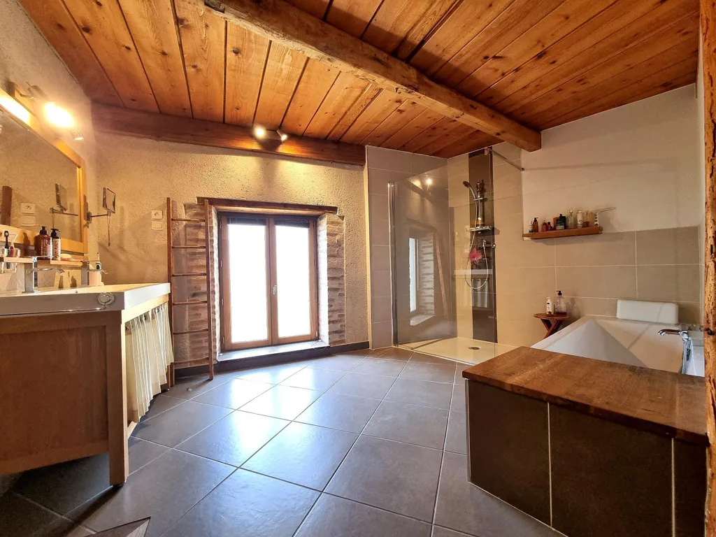 Salles de bain - Maison Ancienne Rénovée avec Jardin à Saint-Genis-Les-Ollières