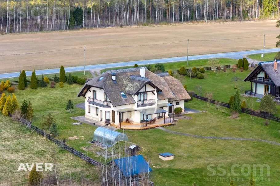 Vue aérienne - Detached House with Lake View in Sigulda