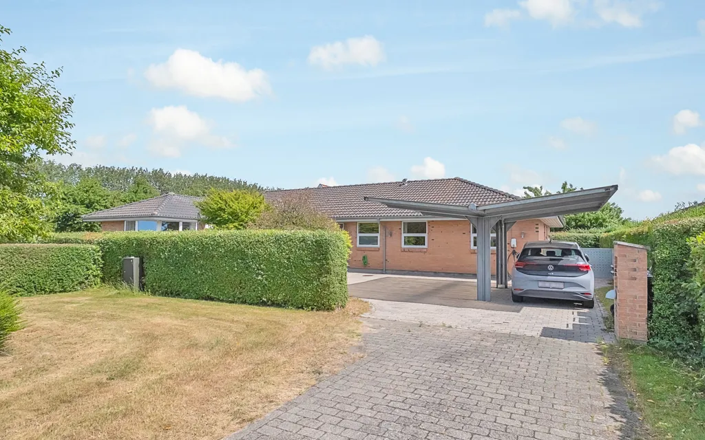 Välivaade - Spacious Villa with Garden in Skæring