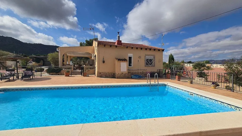 Piscine - Chalet with Pool and Terrace in Sax