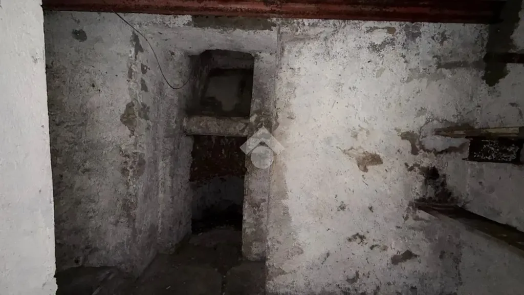 Toad - Cantina with Light Access in Aurelia, Rome