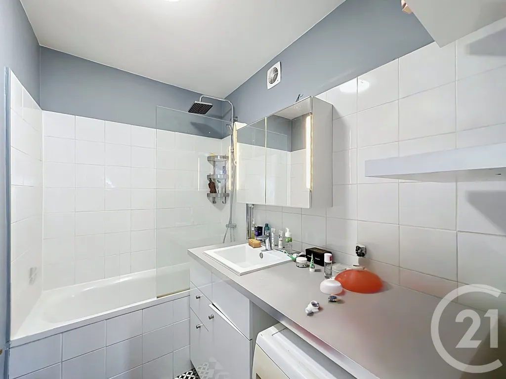 Salles de bain - Appartement avec Balcon et Vue Dégagée à Villejuif