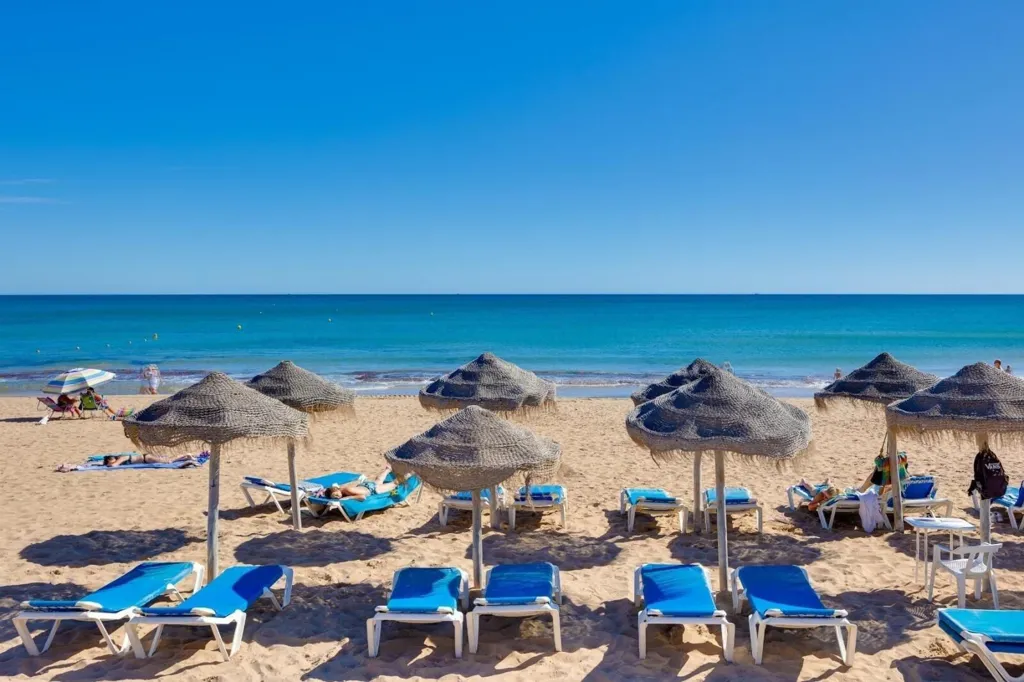 1-Bedroom Apartment with Pool in Torrelamata