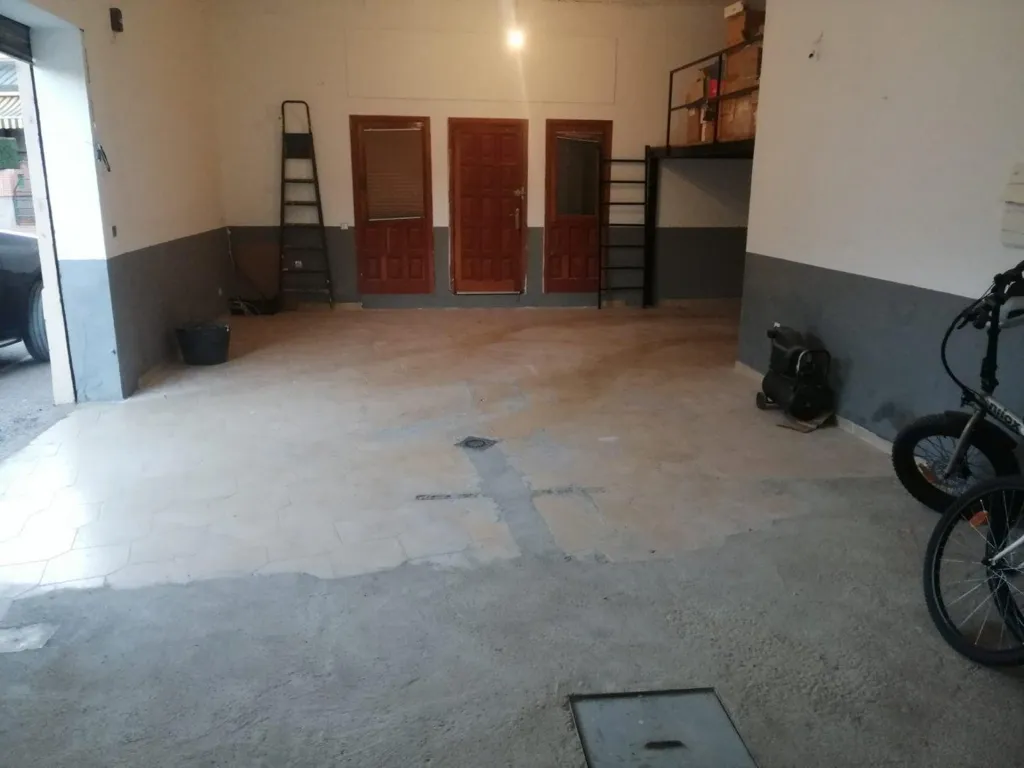 Garage - Commercial Premises with High Ceilings in Zamora