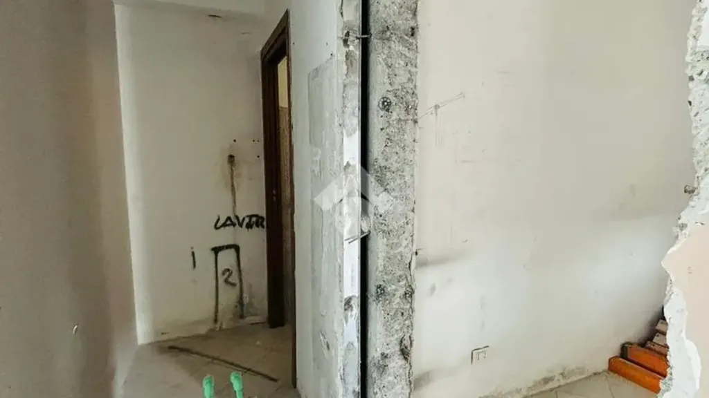 Entrée - Converted Apartment with Parking in Rho