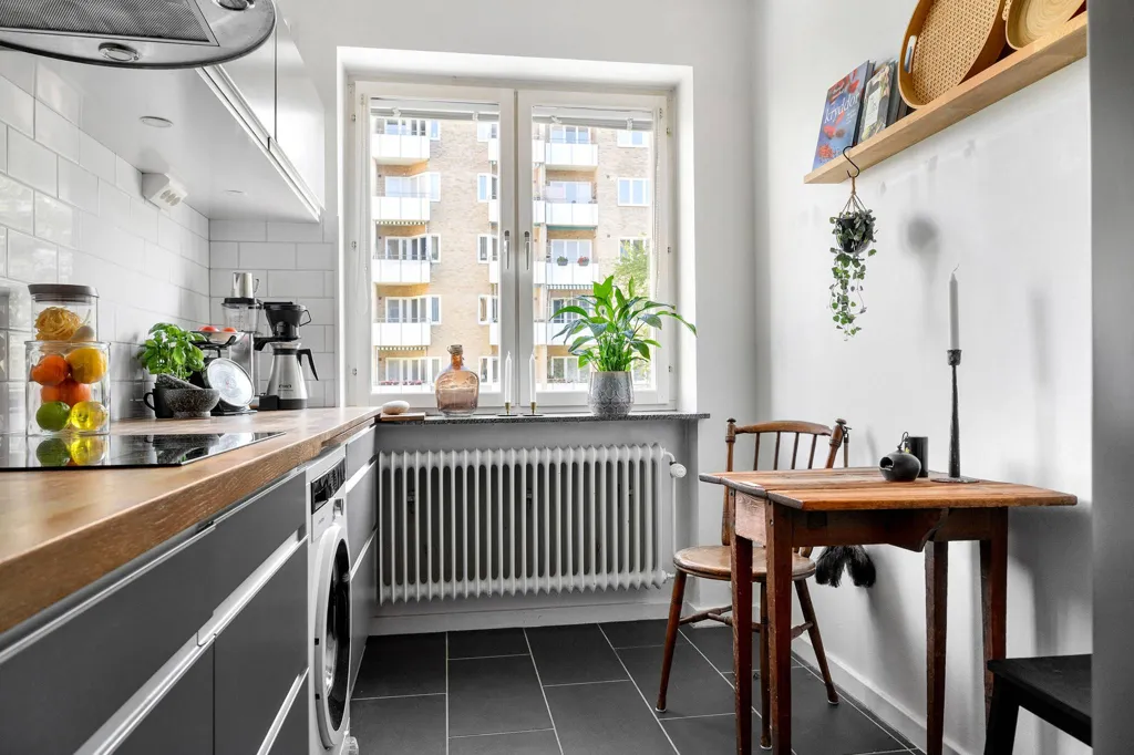 Köök - Apartment with Raised Ceiling near Pildammsparken