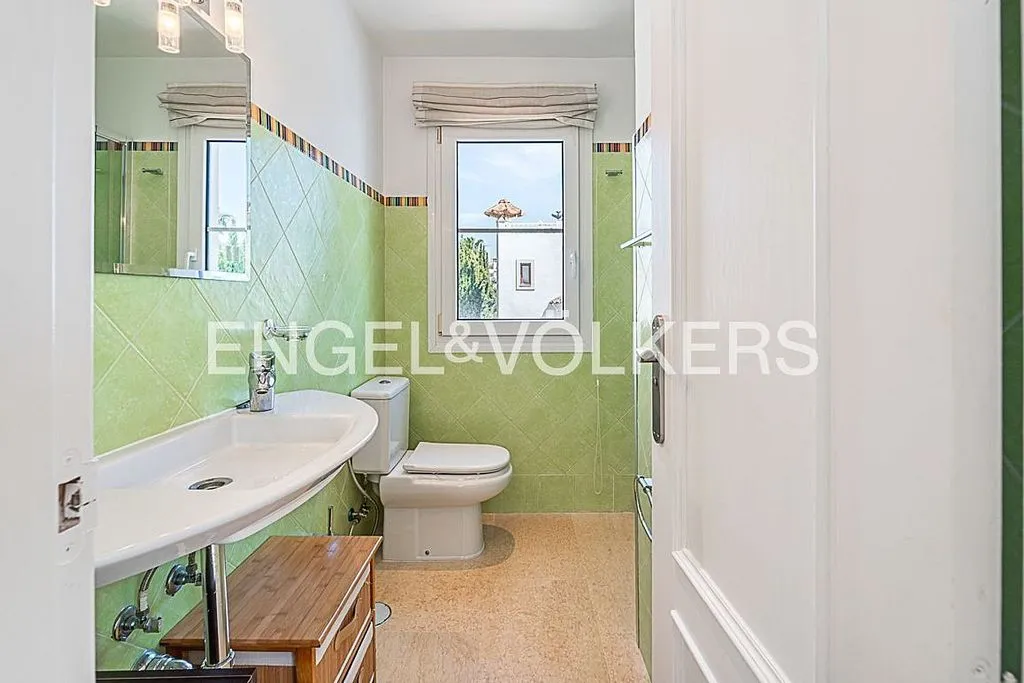 Vannitoad - Villa with Pool and Sea Views in Estepona