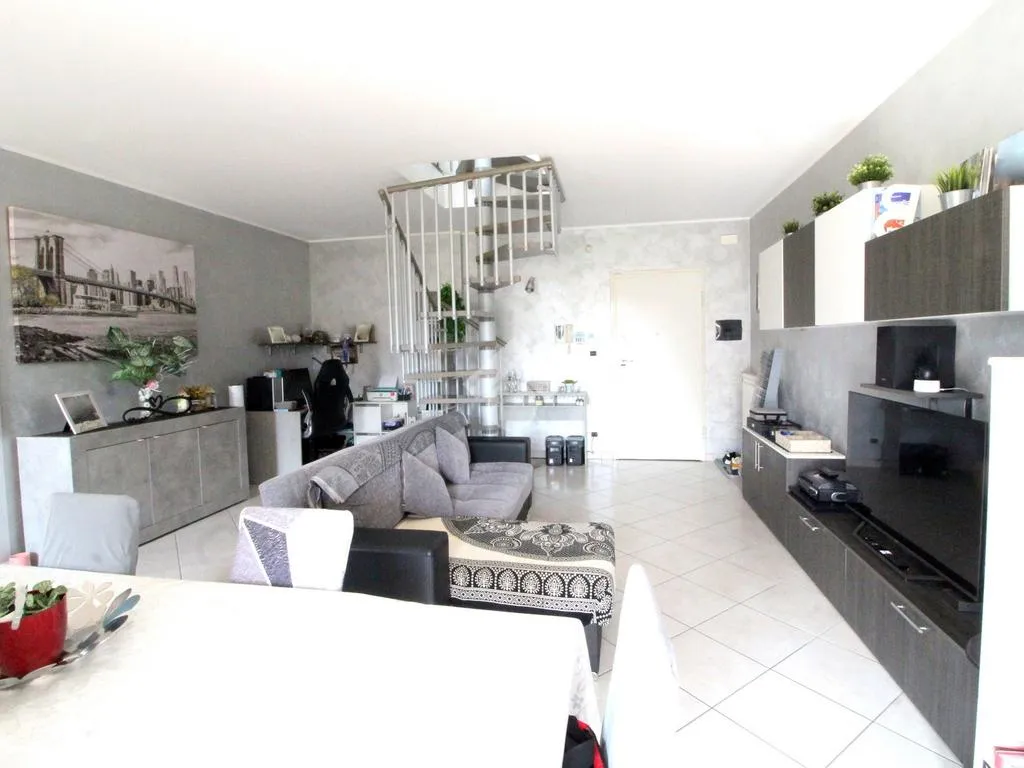 Elutuba - Penthouse Apartment with Balcony in Pianezza