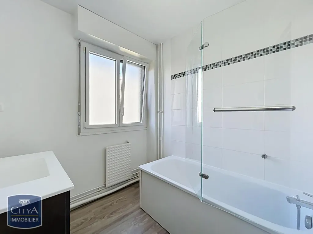 Bathrooms - 5-Piece Apartment with Balcony in Lyon