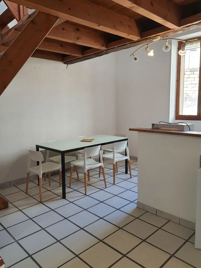 Söögituba - Student-Friendly Flat with Tram Access in Gard