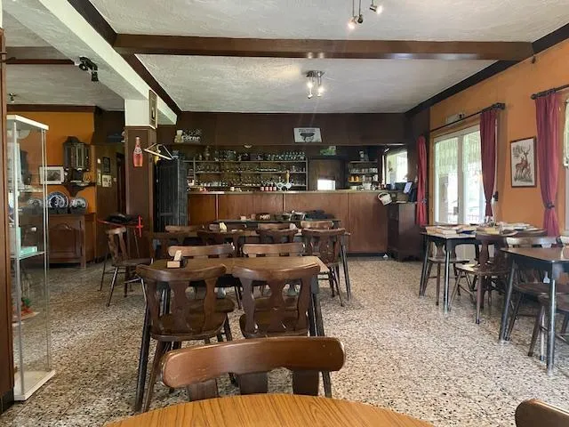 Salle à manger - Taverne en Activité avec Vue sur la Semois à Frahan