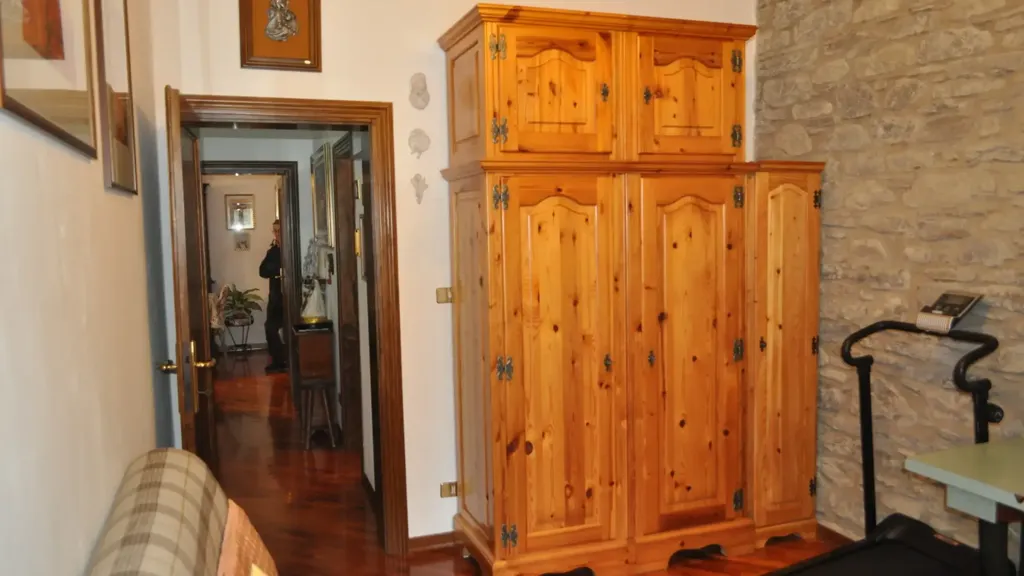 Esik - Three-Bedroom Apartment with Balcony in Bedonia
