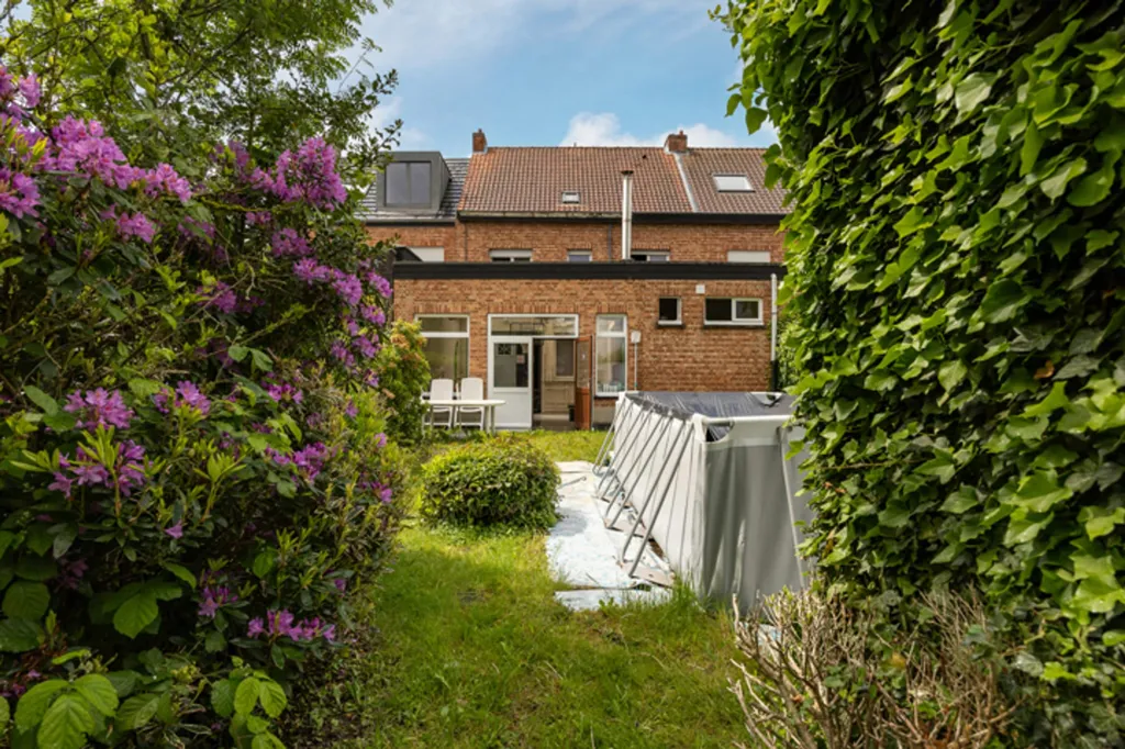 Aed - Characterful House with Garage/Workshop in Suburb