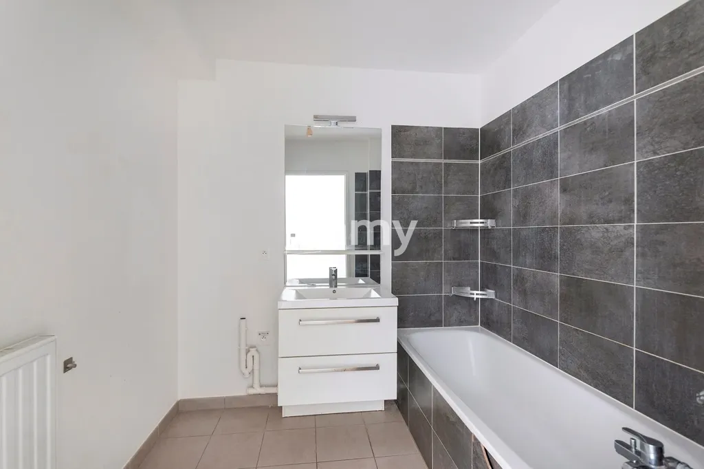 Bagni - 3-Bedroom Apartment with Balcony in Juvisy