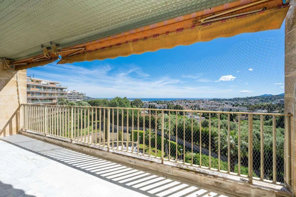 Balcon - Appartement avec Vue Mer et Piscine au Cannet