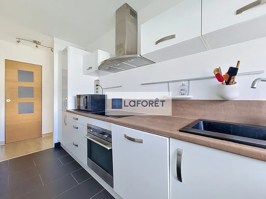 Köök - 3-Bedroom Apartment with Balcony in Brest