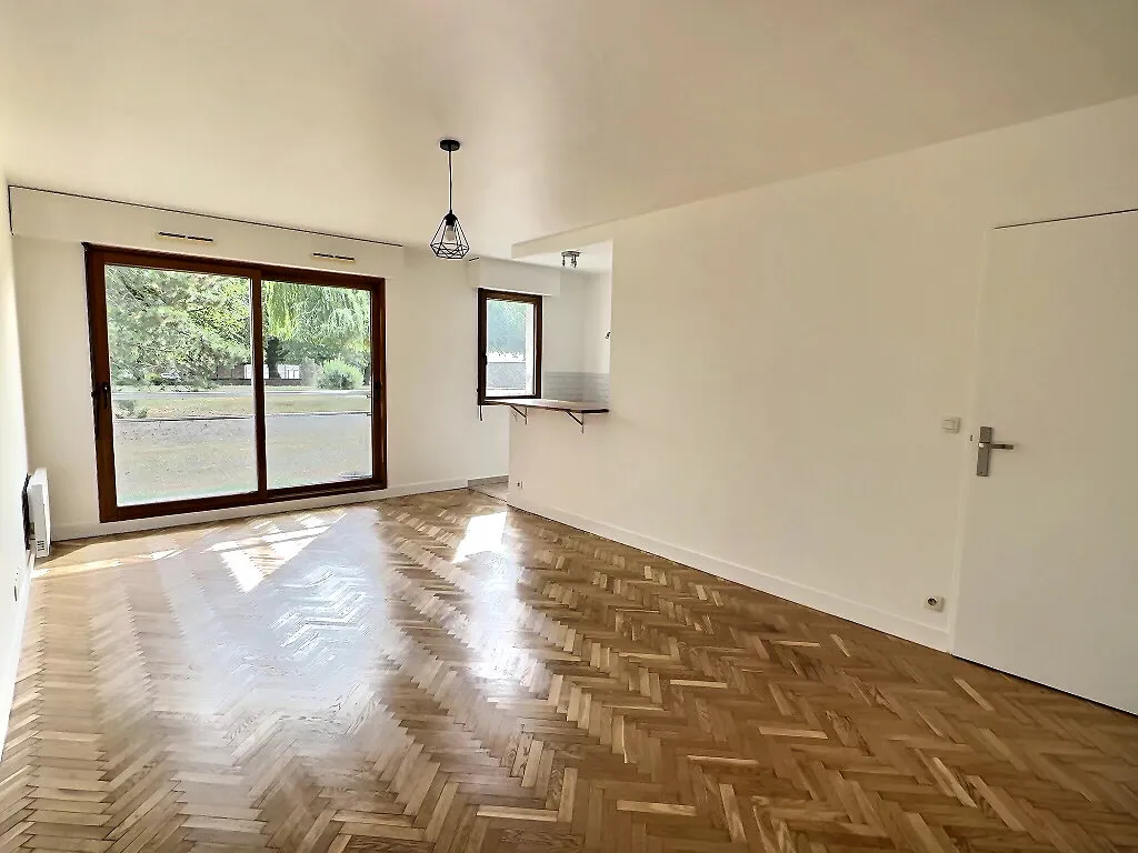 Séjour - Studio avec Terrasse dans Résidence à Evry Courcouronnes