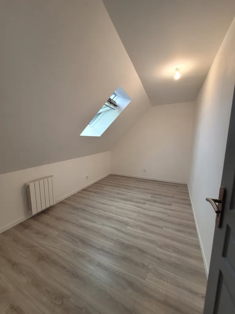 Pièces - Maison Rénovée avec Cour à Equillemont