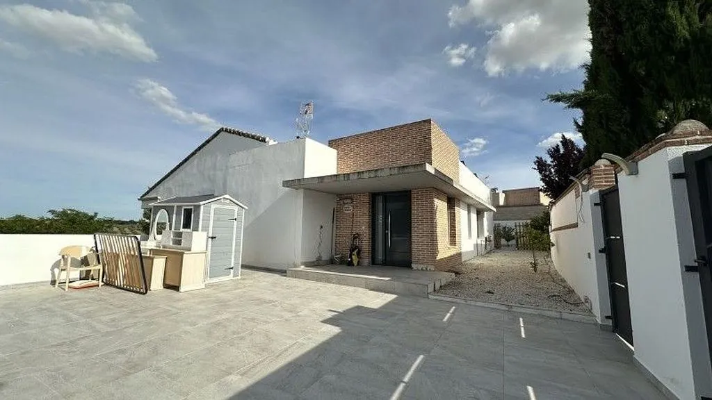 Terrass - Independent House with Pool and Terrace in Layos