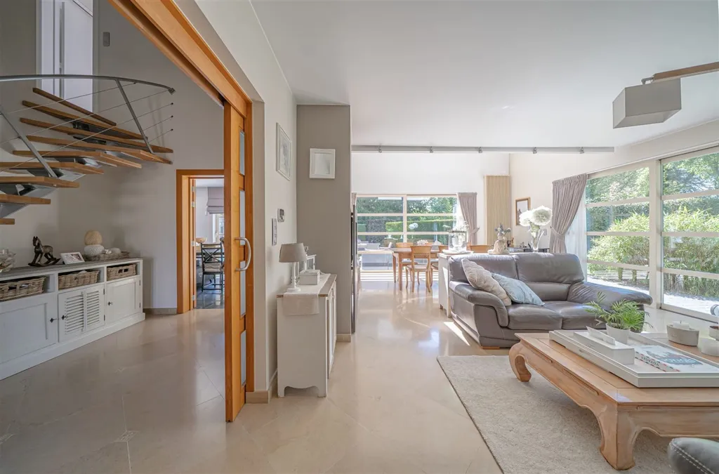 Recent Villa with Pool in Waterloo