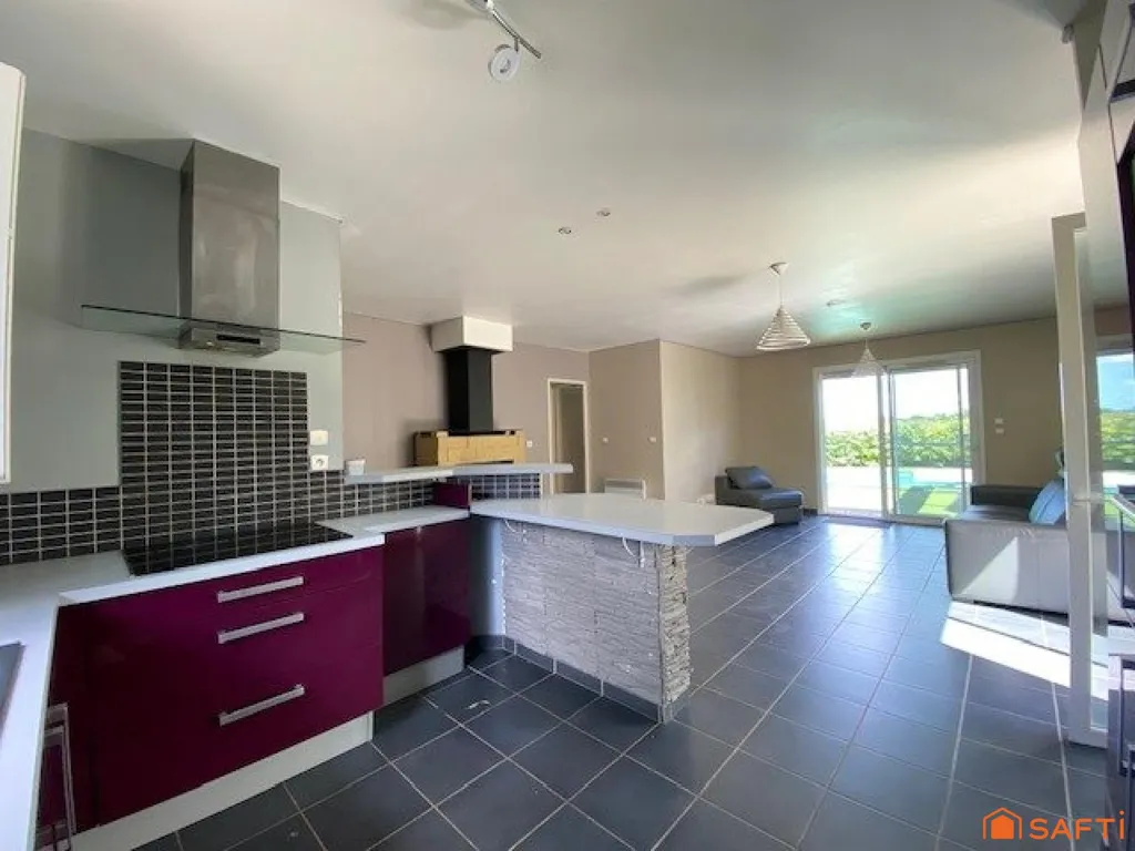 Cuisine - Maison avec Piscine et Vue Dégagée à Lanta