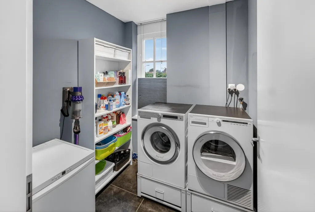 Utility Room - Half-Freestanding House with Harbour View in Oude-Tonge