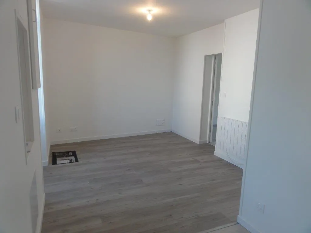 Rooms - Modernised Apartment in Shopping Area