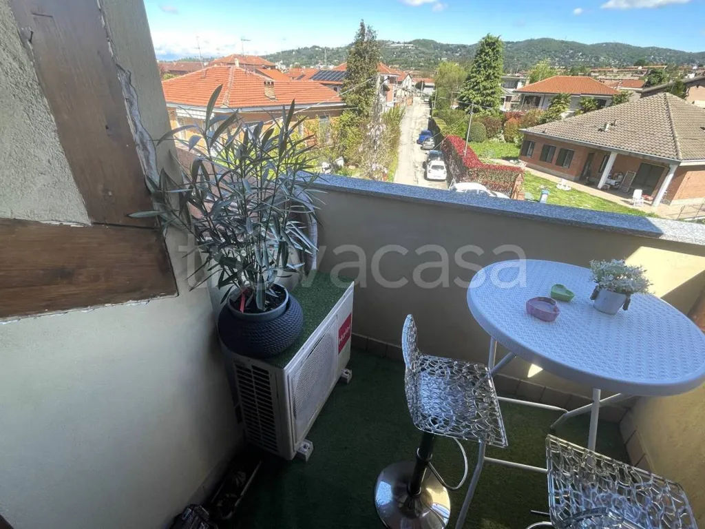 Balcon - Modern Apartment with Balcony in Trofarello