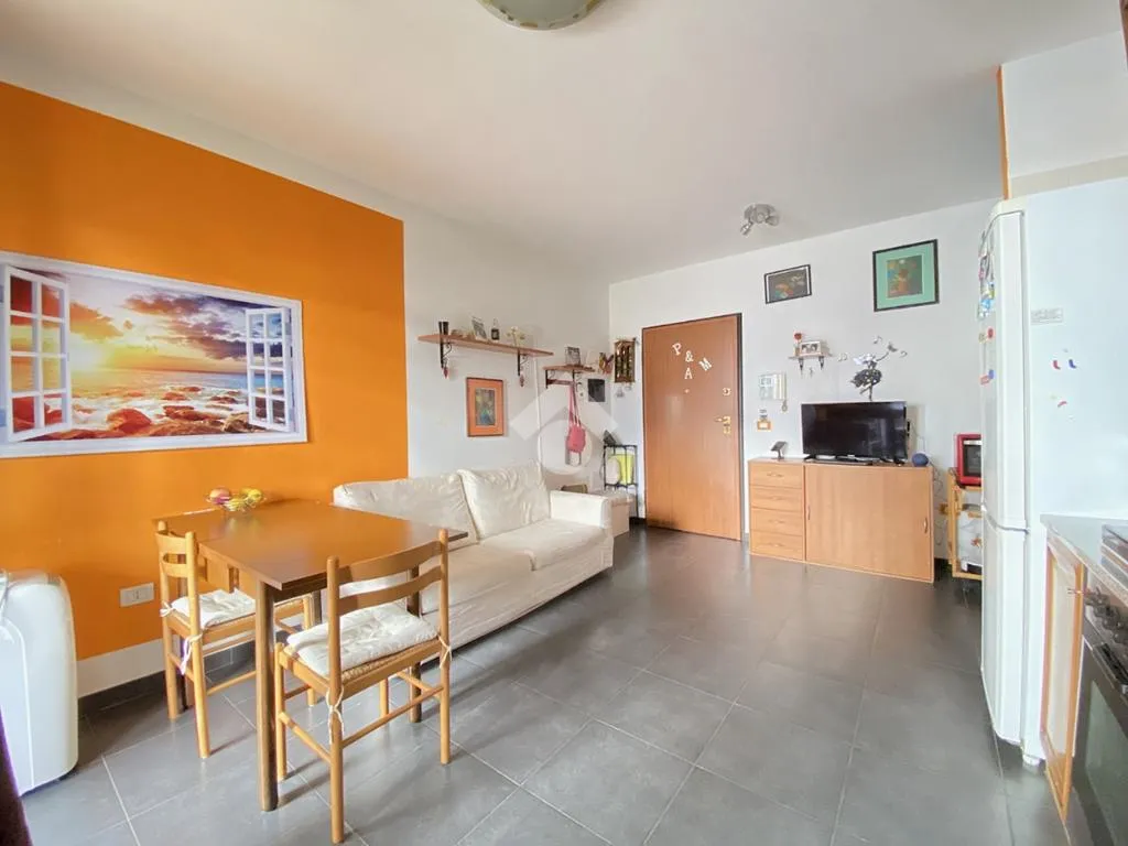 Soggiorno - Modern 2-Bedroom Apartment with Terrace in Luna e Sole