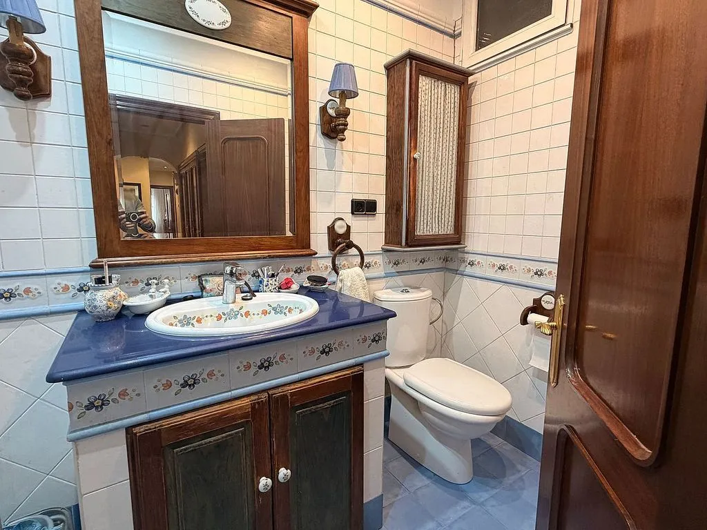 Bagni - Spacious Apartment with Dual Entrances in Mieres