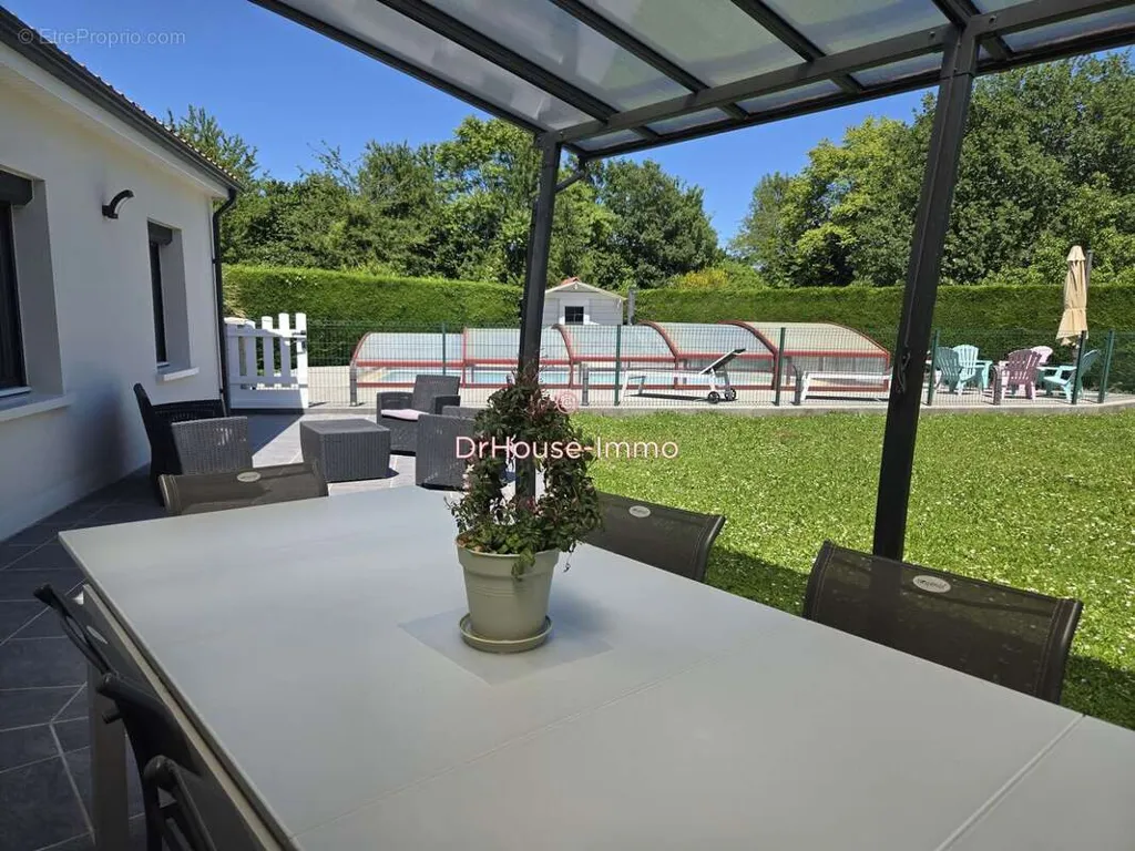 Maison Familiale avec Piscine à Saint-Benoît