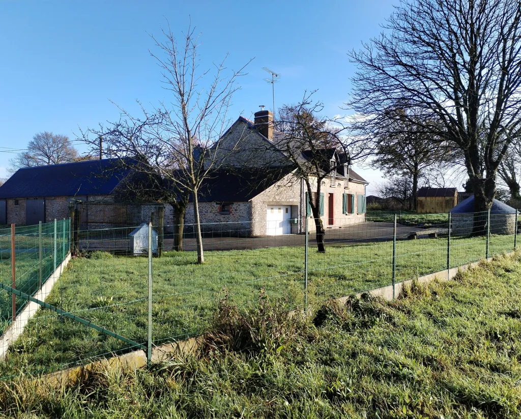 Extérieur - Maison en Pierre avec Dépendances à Val-d'Izé