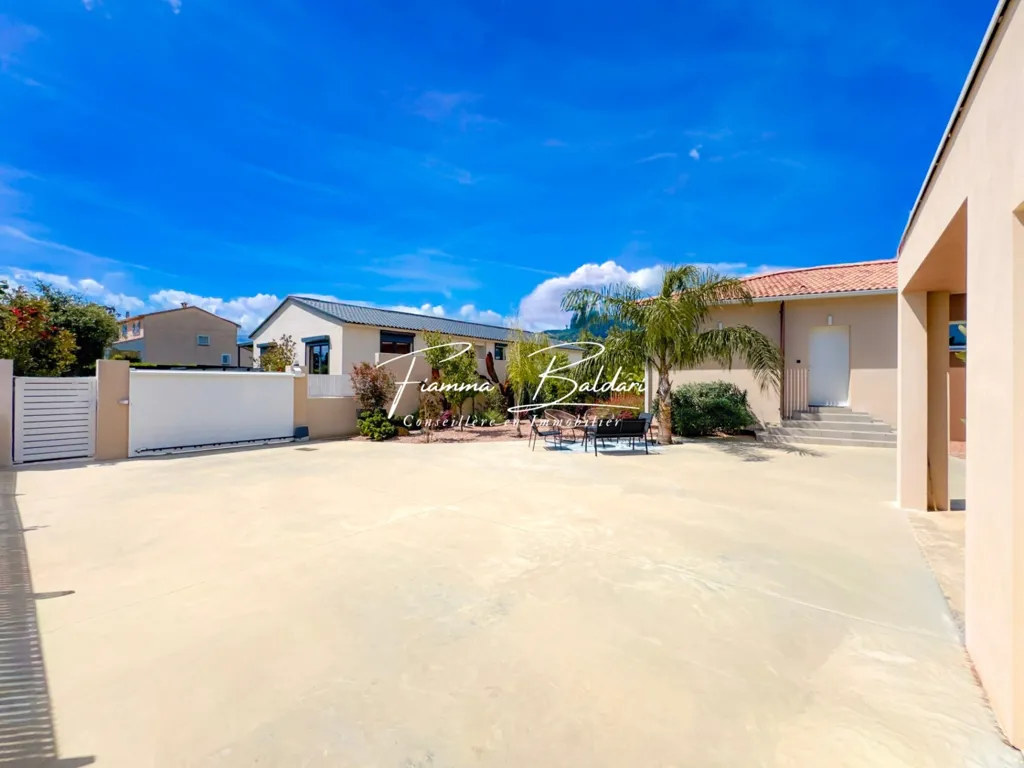 Extérieur - Villa contemporaine avec piscine à l'ouest