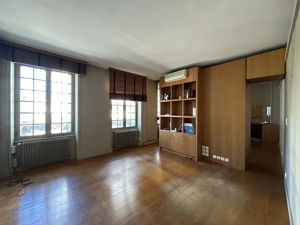Séjour - Appartement de 8 Pièces avec Terrasse en Centre-Ville
